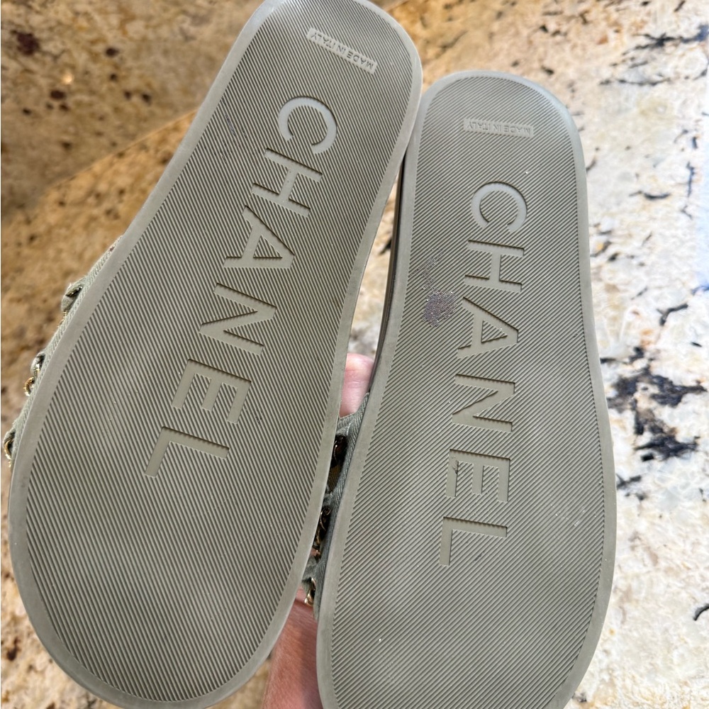 CHANEL Slides - Picture 8 of 16
